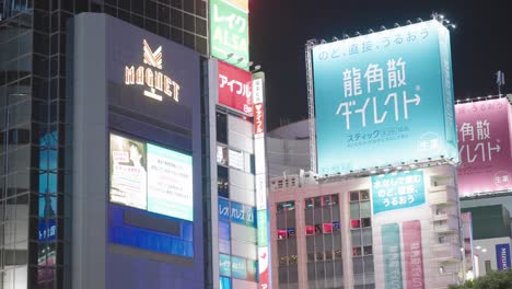 Monitor-Am-Magneten-Von-Shibuya109-Gebäude-In-Shibuya-Kreuzung-Bei-Nacht---Einkaufszentrum-In-Tokio,-Japan