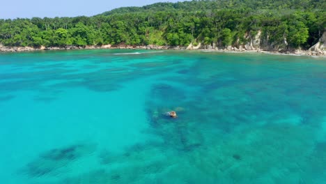 Luftaufnahme-Eines-Versunkenen-Schiffes-An-Einem-Wunderschönen-Strand,-Dominikanische-Republik,-Ruhiges-Türkisblaues-Wasser,-Klarer-Tag,-Strahlende-Sonne