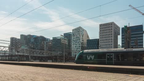 Busy-train-station-commuter-traffic-in-Oslo-city-centre,-time-lapse-zoom-out