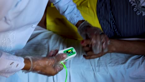 Krankenschwester-In-Der-Parque-Das-Tribos-Gemeinschaft-Für-Indigene-Völker-überprüft-Den-Blutsauerstoffgehalt-Eines-Covid-19-Patienten-Mit-Einem-Fingerspitzengerät
