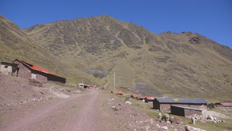 Eine-Unbefestigte-Straße,-Die-Durch-Die-Abgelegene-Andengemeinde-Kelkanka-Im-Heiligen-Tal-In-Peru-Führt