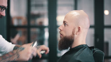Der-Einzige-Friseur,-Dem-Er-Seinen-Bart-Anvertraut