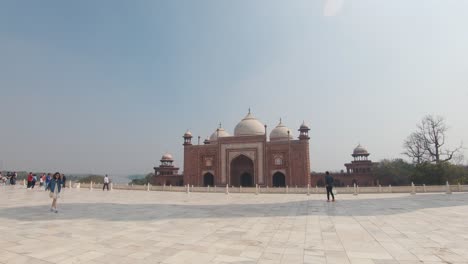 Touristen-Auf-Dem-Gelände-Des-Prächtigen-Taj-Mahal,-Agra,-Indien