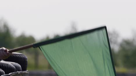 Bandera-Verde-En-Un-Hipódromo-Ondeando-En-Cámara-Lenta