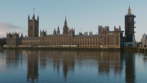 Eine-Statische-Aufnahme-Des-Parlamentsgebäudes-Mit-„Big-Ben“-Und-Des-Victoria-Tower-An-Der-Themse-Im-Dezember-2020,-Während-London-Sich-Während-Der-Corona-Pandemie-In-Stufe-4-Befindet