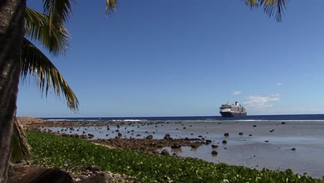Cruise-ship-visitng-Rarotonga,-Cook-Islands
