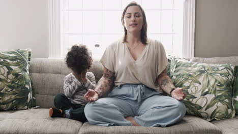 Ein-Kleiner-Junge-Und-Seine-Mutter-Meditieren-Auf-Einem-Sofa
