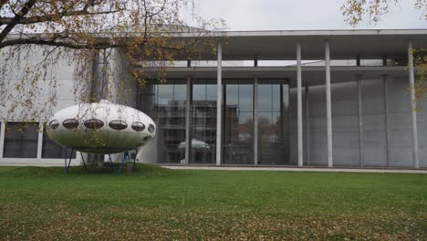Real-time-establishing-shot-of-the-Modern-sculpture-at-the-Pinakothek-in-Munich,-Germany