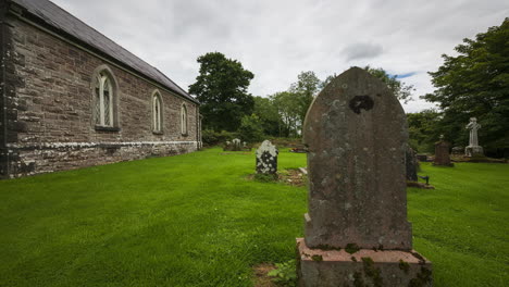 Bewegungszeitraffer-Des-Lokalen-Historischen-Friedhofs-Der-Kirche-Von-Irland-Im-Ländlichen-Land-Irlands-Während-Des-Tages