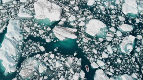 Landschaft-Aus-Treibenden-Eisschwimmern-Mit-Kreuzfahrtschiff-In-Der-Mitte-In-Alaska,-USA
