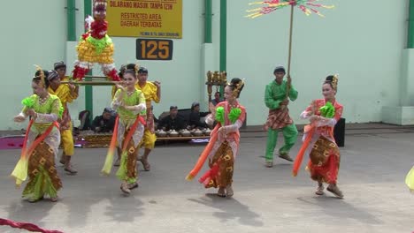 Indonesische-Tänzer-In-Traditionellen-Kostümen,-Die-Einen-Traditionellen-Indonesischen-Tanz-Aufführen