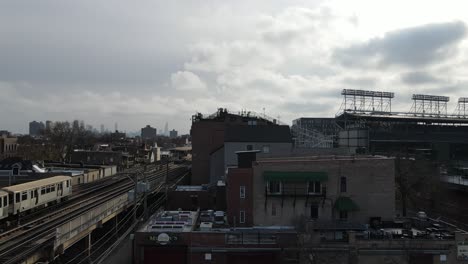 metro-train-passing-by-Wrigley-field-with-view-of-chicago-skyline