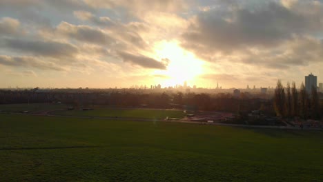 Aufsteigende-Drohnenaufnahme-Eines-Wunderschönen-Sonnenaufgangs-über-Der-Skyline-Von-London