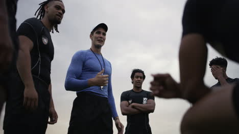 Un-Entrenador-Hablando-Con-Un-Grupo-De-Jugadores-De-Rugby