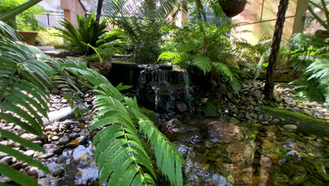 Agua-Que-Fluye-Hacia-Un-Estanque-Pequeño,-Jardines-Japoneses,-Brisbane,-Queensland