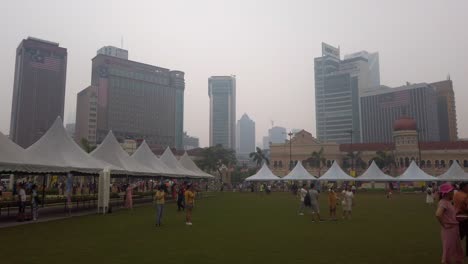 Tourists-taking-photographs-at-the-Dataran-Merdeka-amidst-thick-haze-caused-by-Indonesian-forest-fires