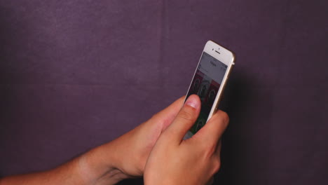 Die-Hand-Scrolling-Anwendung-Mit-Instagram-Fotos-Auf-Dem-Mobiltelefon,-Seitenansicht-Auf-Schwarzem-Hintergrund-Hinter-Allen-Aufnahmen-In-Zeitlupe-Mit-120-Bildern-Pro-Sekunde