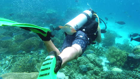 Ein-Mann,-Der-In-Den-Wunderschönen-Korallenriffen-Tiefseetaucht