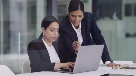 Zwei-Geschäftsfrauen-Arbeiten-Gemeinsam-An-Einem-Laptop