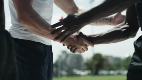 Eine-Gruppe-Rugbyspieler-Schüttelt-Sich-Dabei-Die-Hände