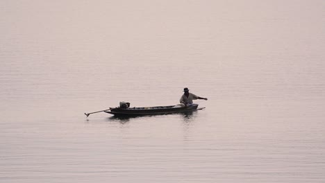 Siluetas-De-Pescadores-Mientras-Lanza-Y-Saca-Su-Red-En-El-Río-Antes-Del-Anochecer