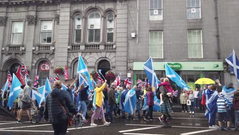 Pro-Independence-supporters-waving-to-Pro-Union-supporters-during-a-Scottish-Independence-march-in-the-city-of-Aberdeen