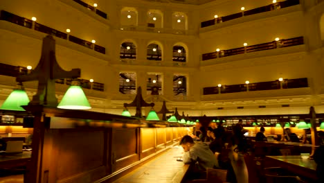Staatsbibliothek-Victoria-Bei-Nacht-Menschen,-Die-In-Der-Bibliothek-Von-Melbourne-Studieren-Touristenattraktionen-Von-Melbourne,-Bibliothek-Von-Melbourne