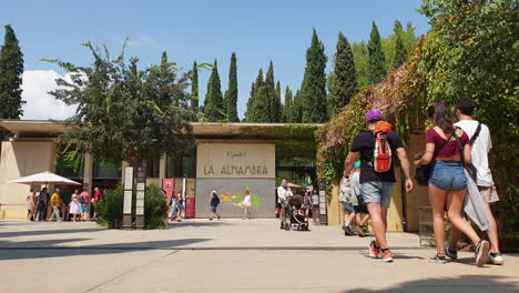 Turistas-En-La-Entrada-De-Entradas-De-La-Alhambra,-Granada,-España