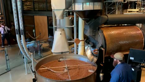 Frische-Aromatische-Kaffeebohnen,-Die-Sich-Um-Einen-Fabrikgroßen-Kaffeeröster-In-Der-Starbucks-Reserve-Seattle-Rösterei-Drehen