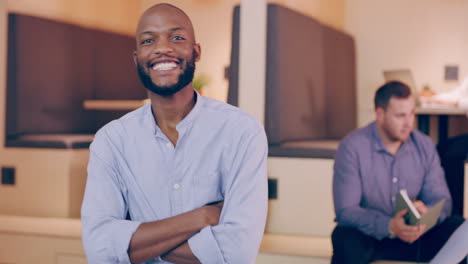 Hombre-Negro,-Sonrisa-Y-Retrato-En-Reunión-De-Negocios