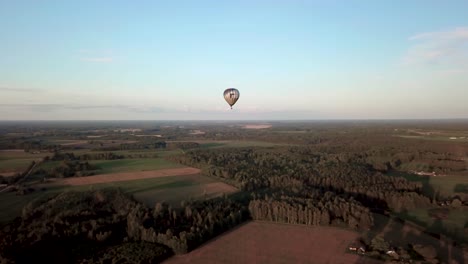 Luftballons-Schweben-Lautlos-über-Valmiera,-Lettland,-Während-Das-Ballonfestival-Im-Herbst-Beginnt