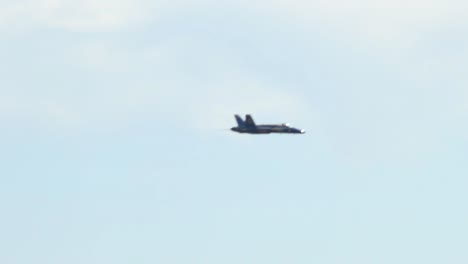 Blue-Angel-FA---18a-Kampfjet-Fliegt-Und-Kehrt-Zur-Landung-Zurück