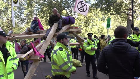Demonstranten-Blockieren-Die-Straßen-In-Der-Nähe-Von-Westminster-Während-Der-Extinction-Rebellion-Proteste-In-London,-Großbritannien