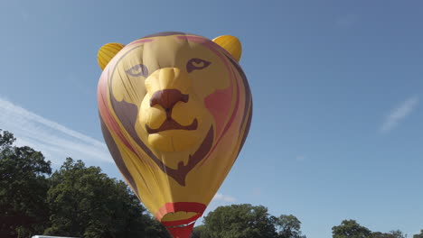 Heißluftballonbesatzung,-Die-Ihren-Ballon-Aufrichtet-Und-Aufbläst,-Bereit-Für-Eine-Angebundene-Anzeige-Bei-Einem-Heißluftballonfestival