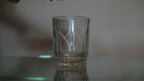 Weißwein-In-Glas-Gießen.-In-Zeitlupe