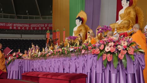 Monjes-Rezando-Frente-A-La-Estatua-De-Buda-En-El-Festival-De-Cumpleaños-De-Buda-Gente-Y-Monjes-Rezando-Budismo-Religión