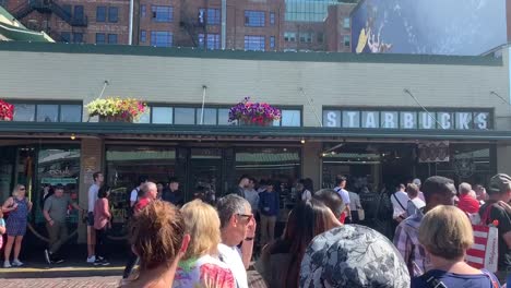 People-waiting-in-line-to-buy-coffee-at-the-"Original-Starbucks"-coffee-shop-at-Pike's-Place