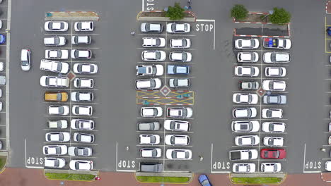 Ein-Belebter-Parkplatz-Bedeutet,-Dass-Das-Geschäft-Boomt