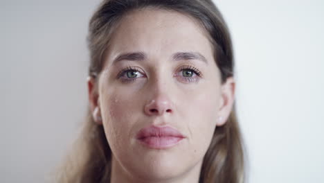 Deprimiertes,-Weinendes-Und-Trauriges-Gesicht-Einer-Schauenden-Frau