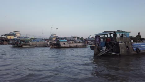 Mercado-Flotante-De-Cai-Sonó-En-El-Río-Mekong-Temprano-En-La-Mañana-Antes-Del-Amanecer