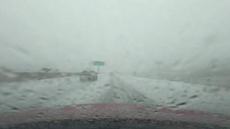 Auto-Fährt-Durch-Schneesturm