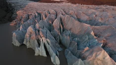 Neigende-Antenne-Eines-Gletschers-Mit-Nahaufnahme-Des-Eises-Und-Blick-Auf-Die-Berge