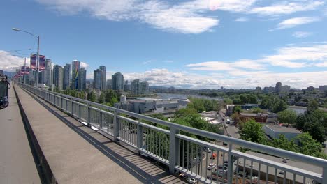 Fahren-Sie-über-Die-Verkehrsbrücke-Mit-Blick-Auf-Die-Gebäude-Und-Das-Grün-Der-Stadt-Seattle