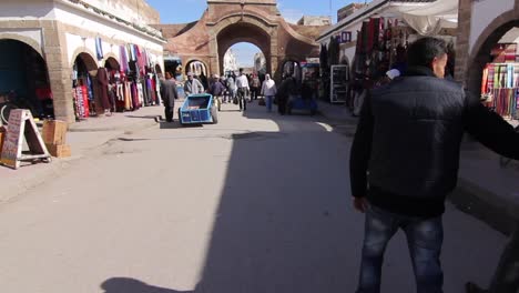 Movimiento-De-Steadicam-Moviéndose-A-Través-De-Las-Zonas-Comerciales-De-Essaouira,-Marruecos