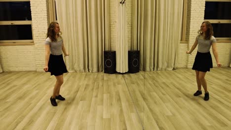 Talentierte-Teenager-Tänzerin-In-Zeitlupe,-Die-Vor-Einem-Spiegel-Tanzt