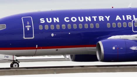 Ein-Passagierflugzeug-Der-Sun-Country-Airlines-Rollt-Entlang-Der-Start--Und-Landebahn-Des-Internationalen-Flughafens-Minneapolis-Saint-Paul