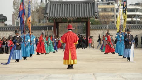 Zeremonie-Des-Torwächterwechsels-Im-Gyeongbokgung-Palast-In-Seoul,-Südkorea