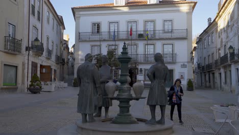 Abrantes-Statuen-Im-Stadtzentrum,-Portugal