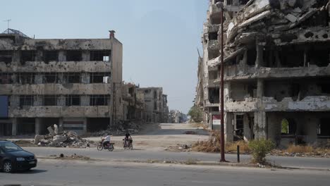 Streets-of-Homs-City,-amid-rows-of-heavily-destroyed-and-damaged-buildings