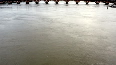 Puente-Pont-De-Pierre-En-Burdeos,-Francia,-Con-El-Río-Garona-En-Un-Día-Nublado,-Toma-Aérea-De-Aproximación-Inclinada-Hacia-Arriba